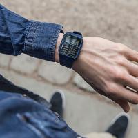 Orologio vintage con calcolatrice, blu